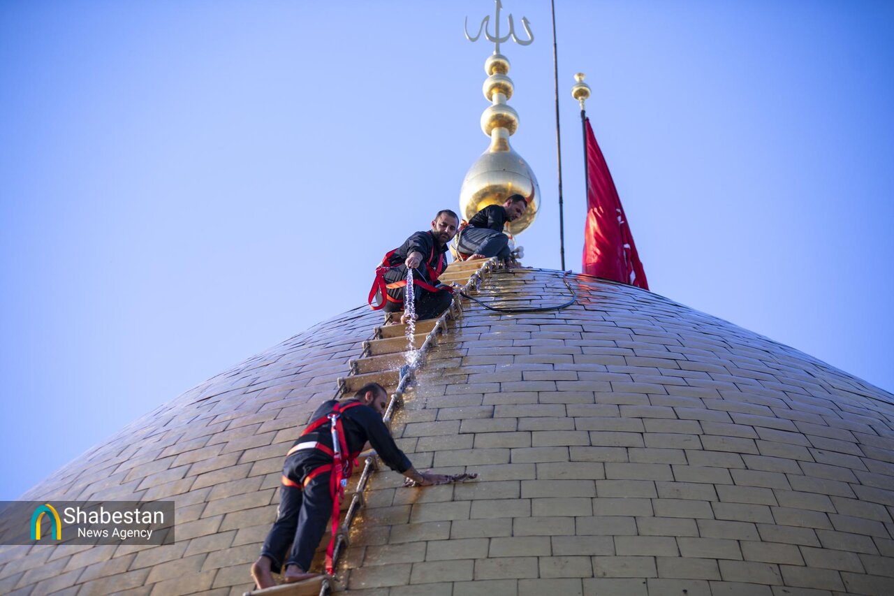 شستشوی گنبد و منارههای حرم حضرت عباس(ع)+ عکس