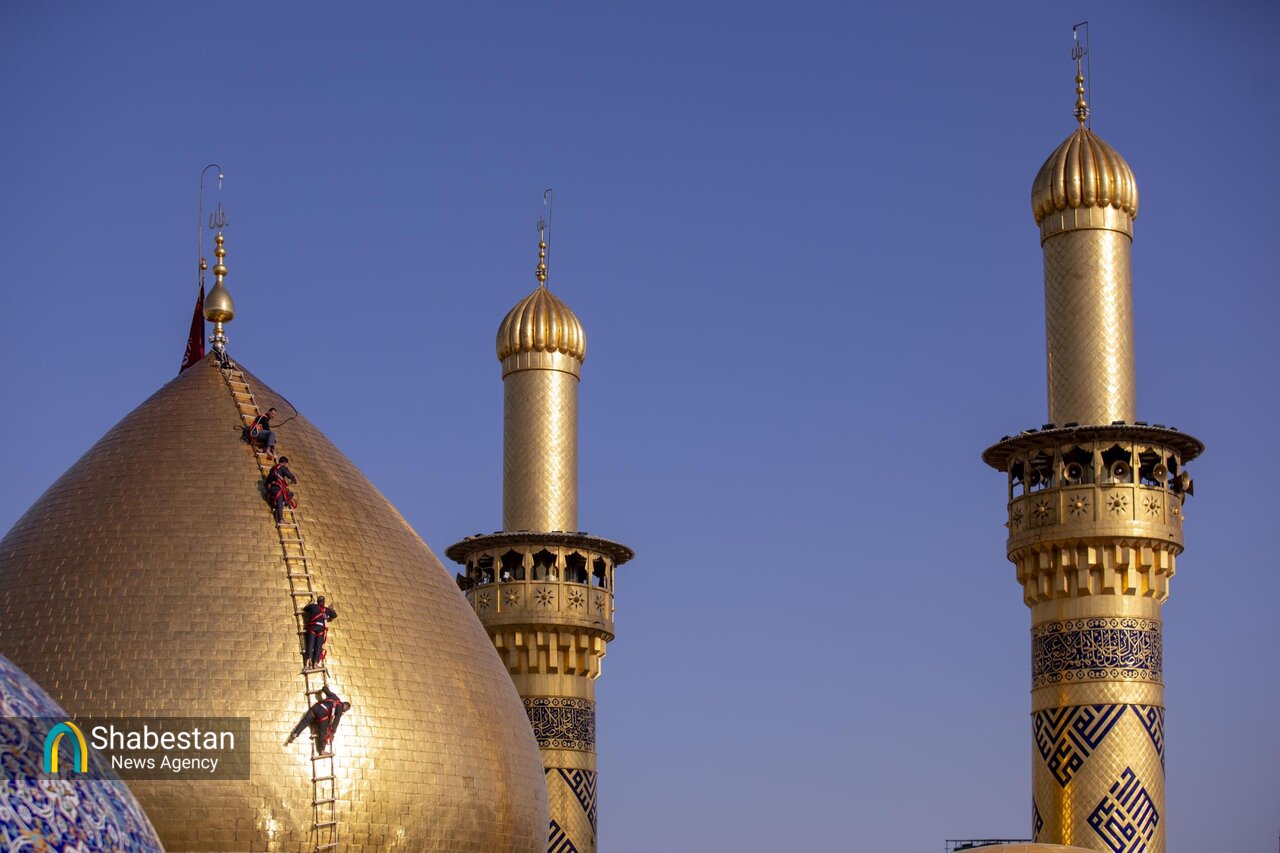 شستشوی گنبد و منارههای حرم حضرت عباس(ع)+ عکس