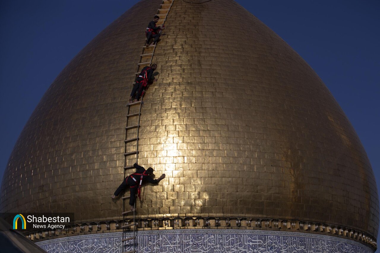 شستشوی گنبد و مناره‌های حرم حضرت عباس(ع)+ عکس