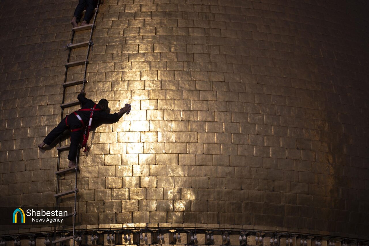 شستشوی گنبد و منارههای حرم حضرت عباس(ع)+ عکس