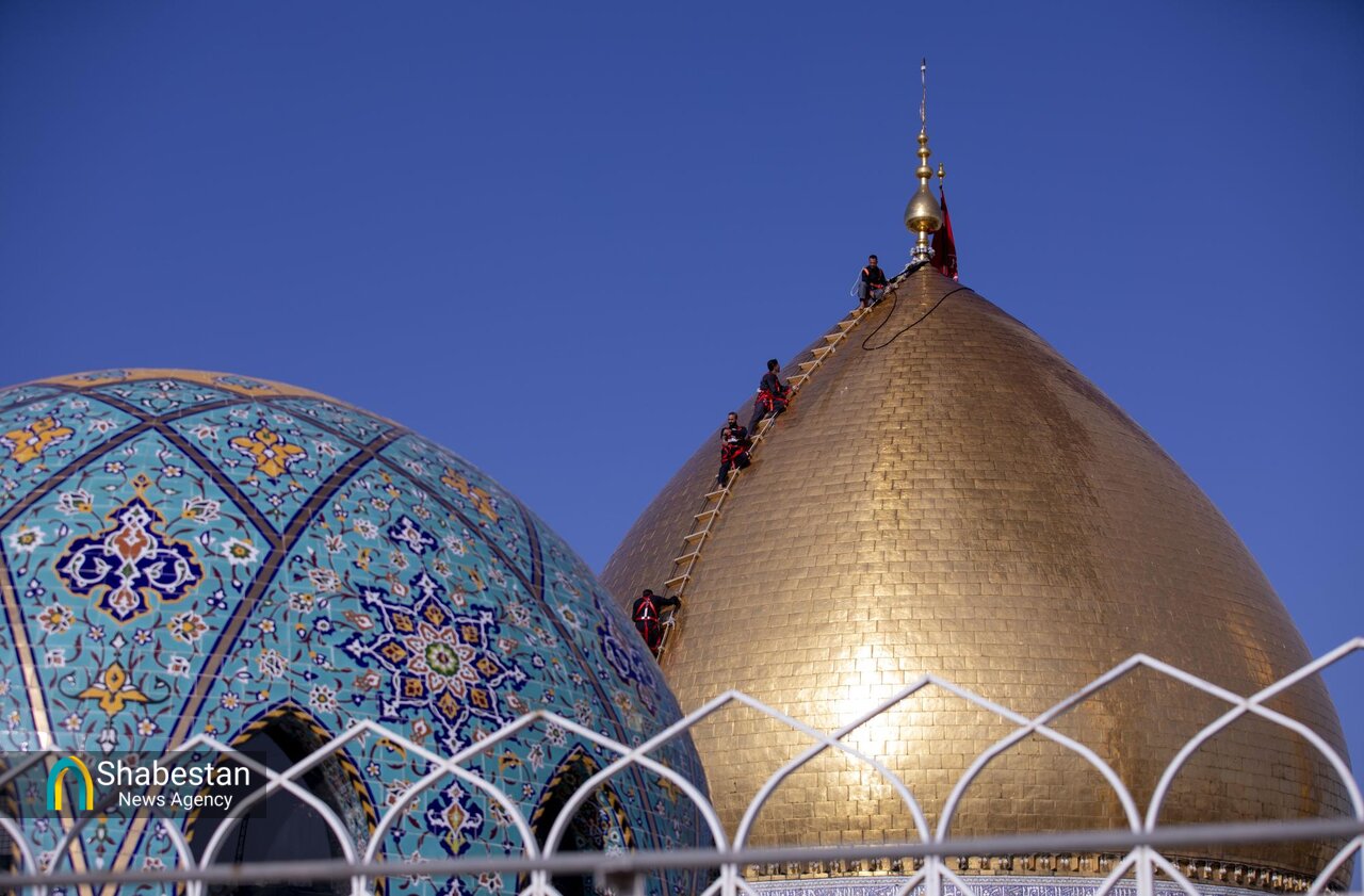 شستشوی گنبد و مناره‌های حرم حضرت عباس(ع)+ عکس