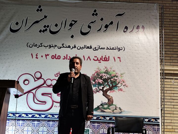 شما فعالین فرهنگی باید در مقابله با جنگ نرم دشمن آرایش جنگی بگیرید