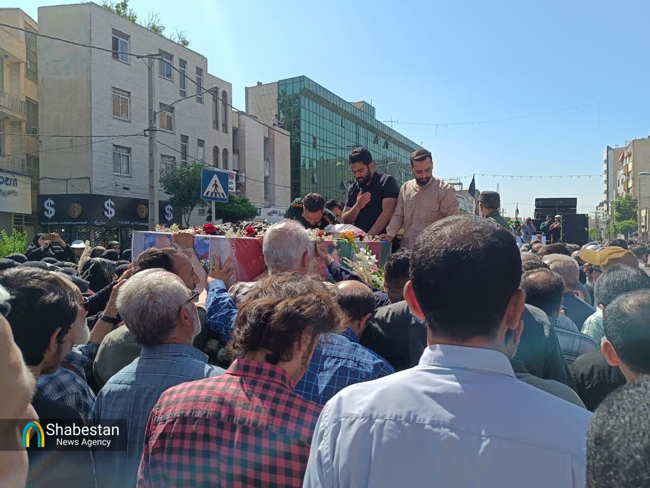 آیین تشییع پیکر مطهر شهید مدافع حرم حسین آبیار به روایت تصویر