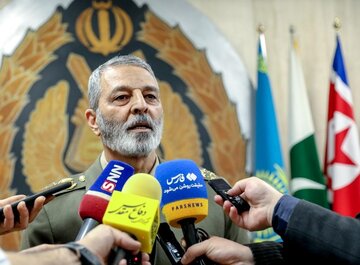 پشت سر فرمانده نیروهای مسلح کشور