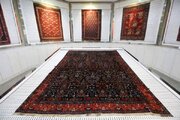 رونمایی از قالی نفیس با عمر ۹۲ ساله در موزه فرش حرم مطهر رضوی