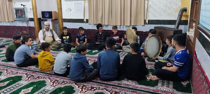 بچه‌های مسجدی روستای قورق کامیاران هنر دف‌نوازی می‌آموزند