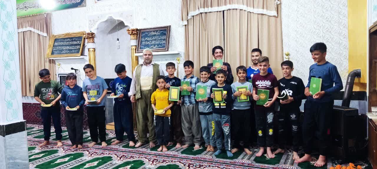 بچههای مسجدی روستای قورق کامیاران هنر دفنوازی میآموزند
