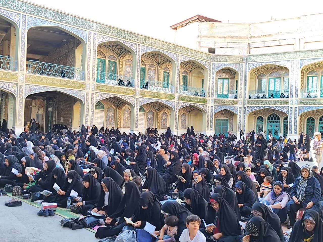 طنین دعای پرفیض عرفه در بام ایران