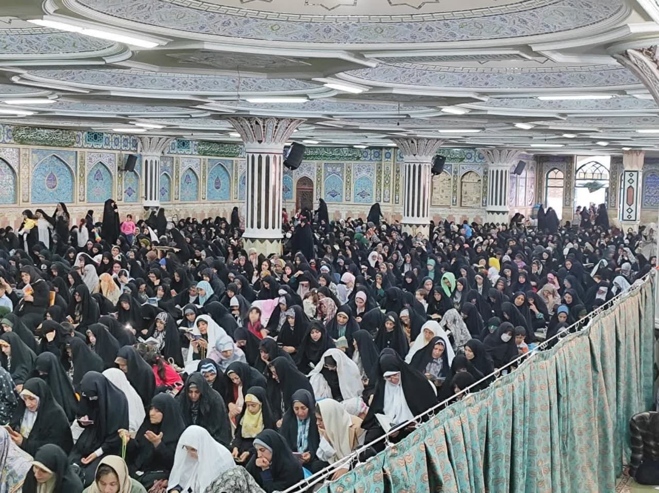 طنین دعای پرفیض عرفه در بام ایران