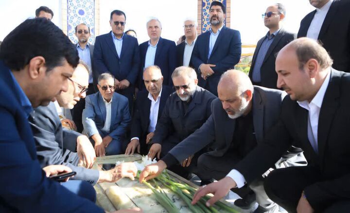 ادای احترام وزیر کشور به مقام شامخ شهدا در استان مرکزی
