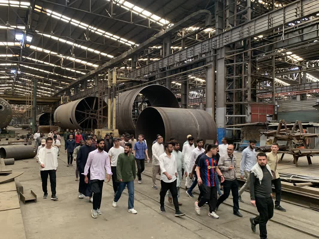 بازدید دانشجویان جامعهالمصطفی از شرکت صنایع آذرآب