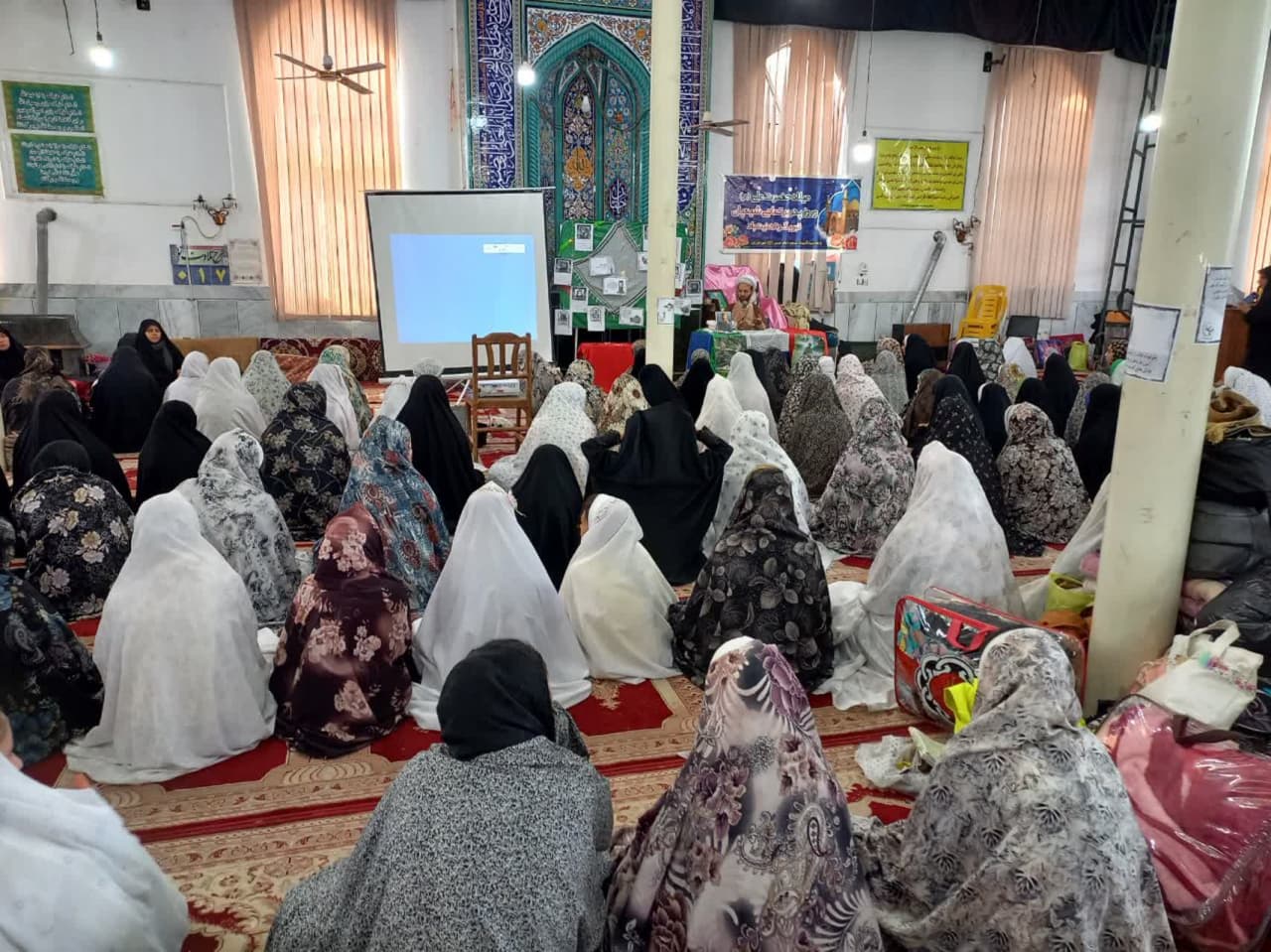 دههنودیها کارهای این مسجد را پیش میبرند