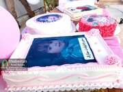 جشن تولد دختر کاپشن‌ صورتی، گوشواره قلبی