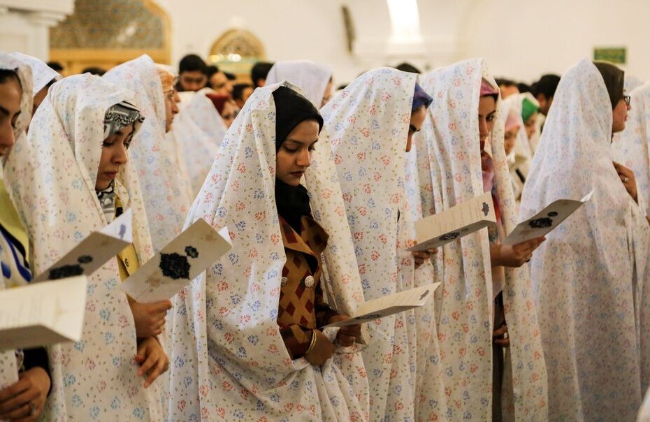 ماه عسلی شیرین زوجهای جوان در حرم رضوی