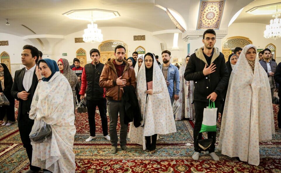 ماه عسلی شیرین زوجهای جوان در حرم رضوی