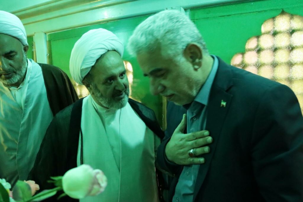 غبار روبی حرم مطهر آقا سیدجلال الدین اشرف با حضور استاندار گیلان