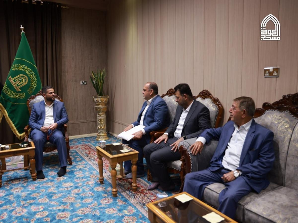 اهدای پرچم ولایت «من کنت مولاه فعلی مولاه» به تولیت مسجد کوفه