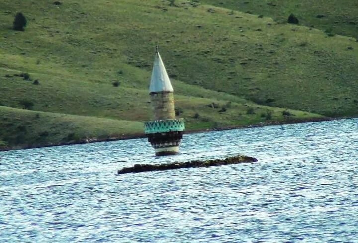 سالم ماندن تنها مناره مسجد ۱۰۰ ساله روستایی فرو رفته در آب در ترکیه