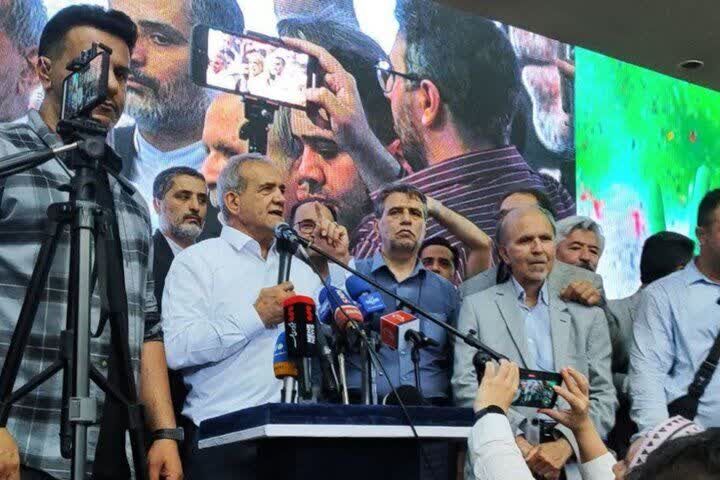 استقبال مشهدیها از نامزد اصلاحات/ پزشکیان: غافلگیر شدم