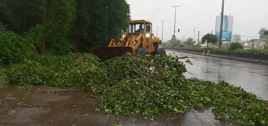 آبگرفتگی معابر گیلان/ همه راههای مواصلاتی باز است