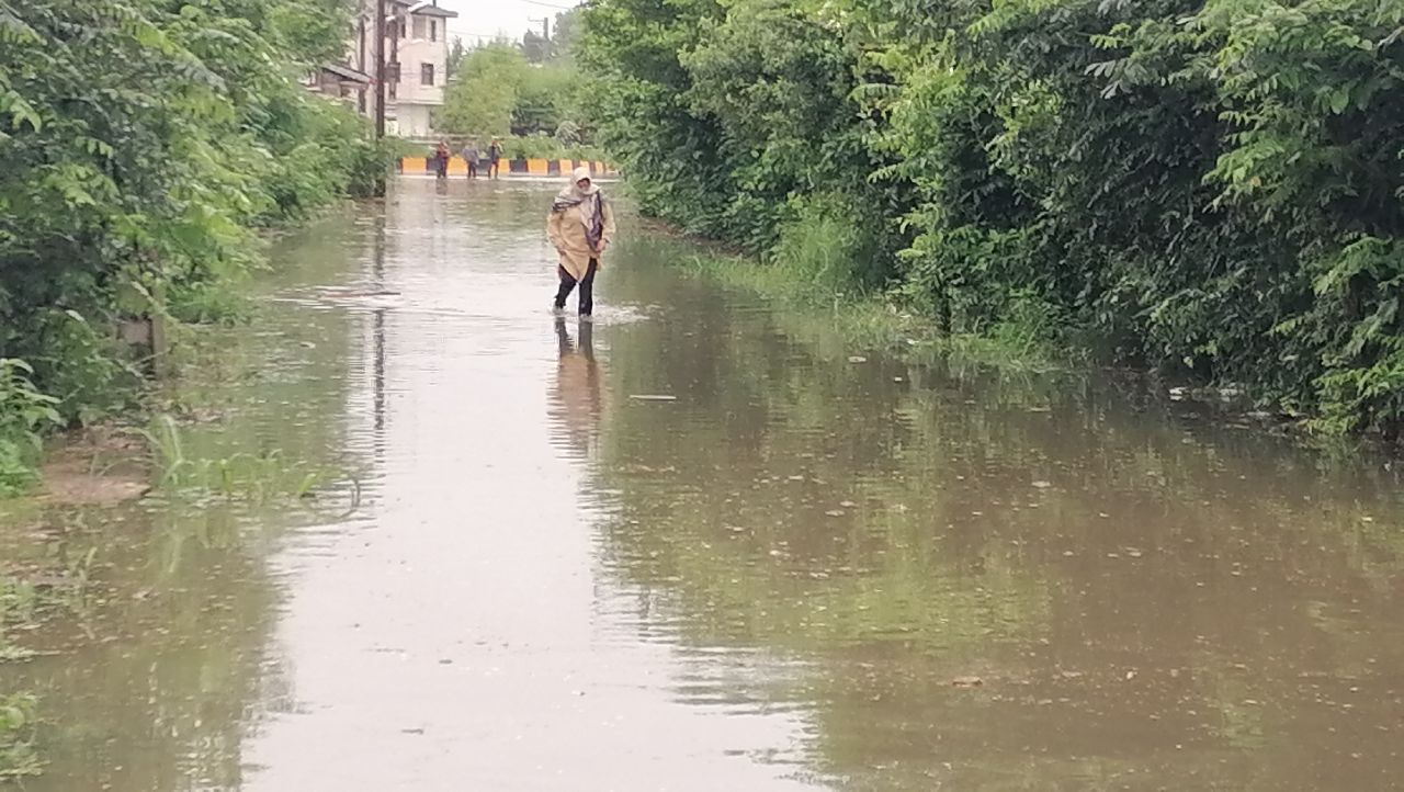 آبگرفتگی معابر گیلان/ همه راههای مواصلاتی باز است