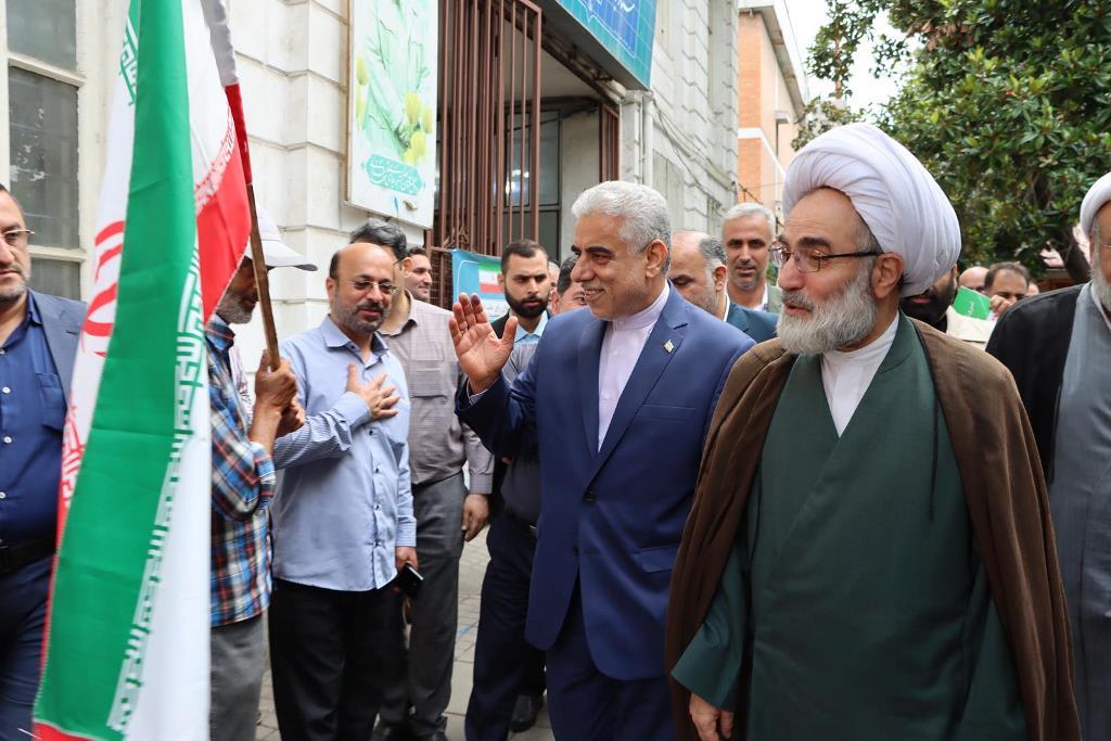بازدید نماینده ولی فقیه و استاندار گیلان از شعبات اخذ رای در رشت
