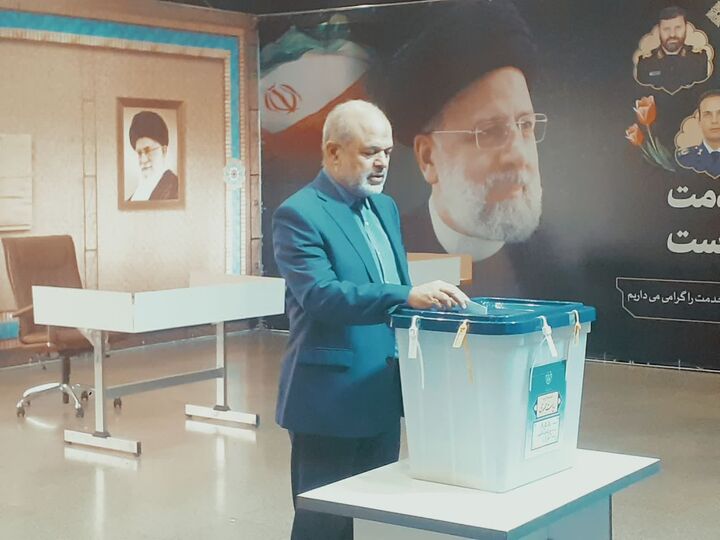 وزیر کشور رأی خود را به صندوق انداخت + فیلم