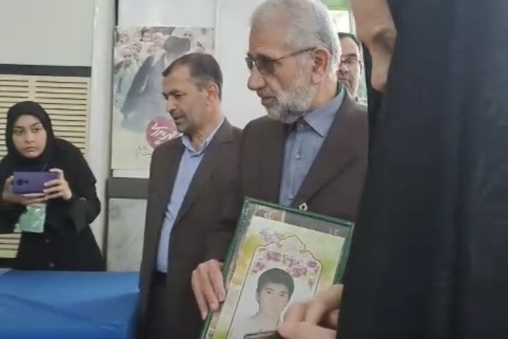 حضور پدر و مادر شهید مجید جعفری در پای صندوق رای