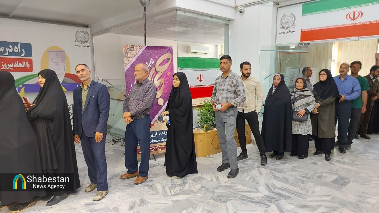 بیرجندیها برای رأی دادن به صف شدند