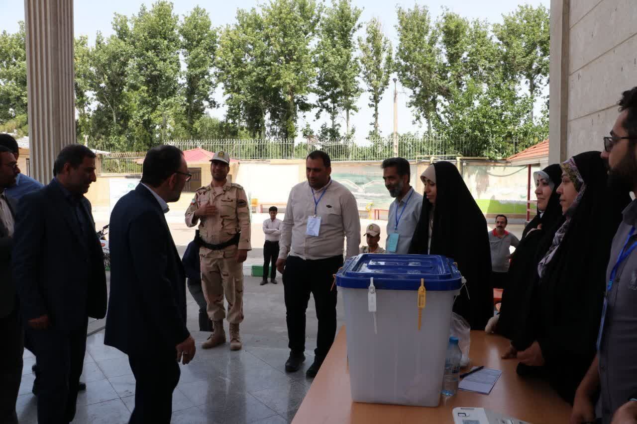 بازدید استاندار خراسان از تعدادی شعب اخذ رای در مشهد/ مشارکت امیدوارکننده است