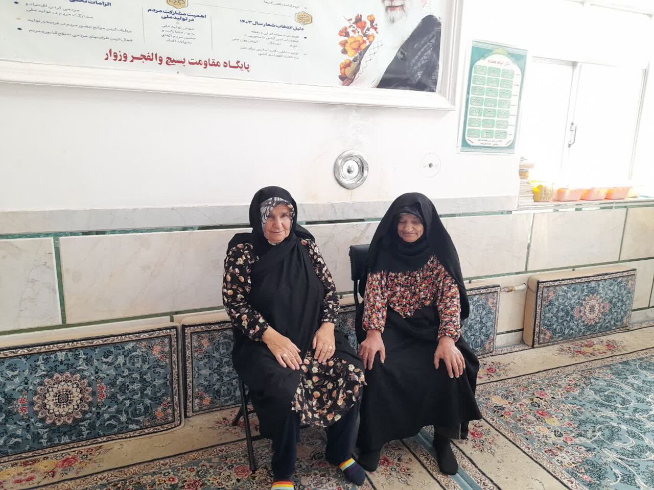 حضور خانواده های شهدا به نیت فرزندان شهیدشان در انتخابات + تصاویر