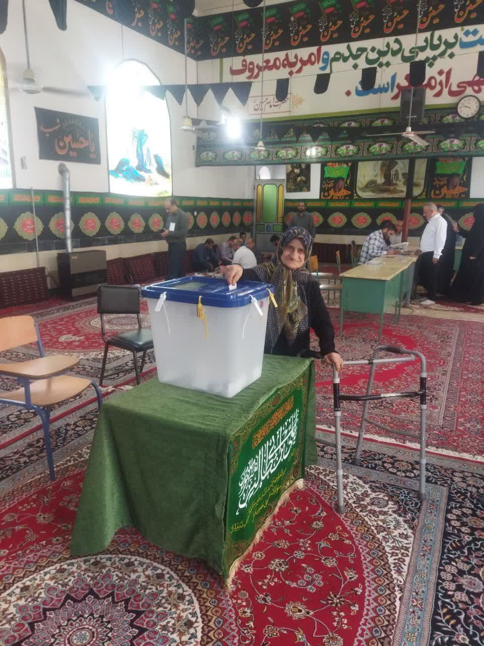 حضور خانواده های شهدا به نیت فرزندان شهیدشان در انتخابات + تصاویر