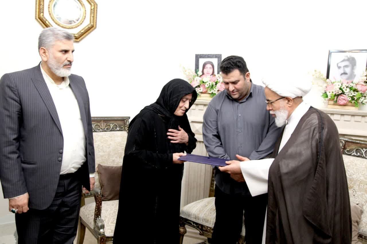 دیدار نماینده ولی فقیه کرمانشاه با خانواده شهدای حمله موشکی ناو جنگی آمریکا بههواپیمای مسافربریایرباس