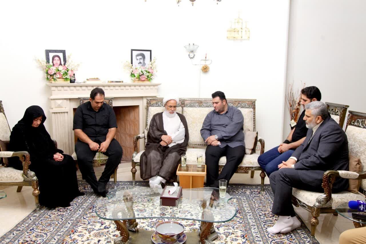 دیدار نماینده ولی فقیه کرمانشاه با خانواده شهدای حمله موشکی ناو جنگی آمریکا بههواپیمای مسافربریایرباس