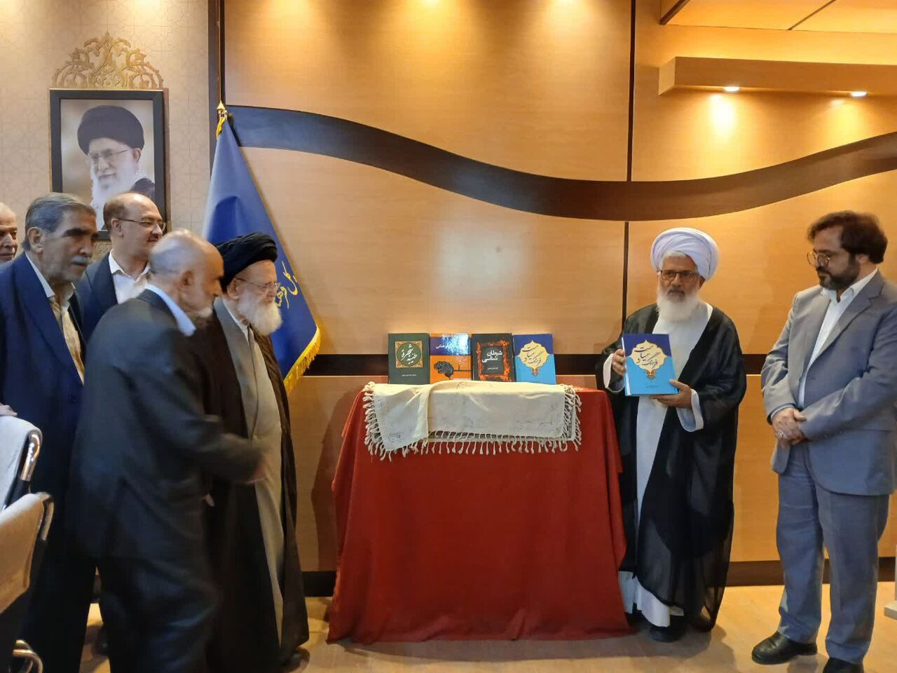 نویسندگان برای معرفی قرآن کریم، از دیدگاه اهل بیت(ع) استفاده کنند