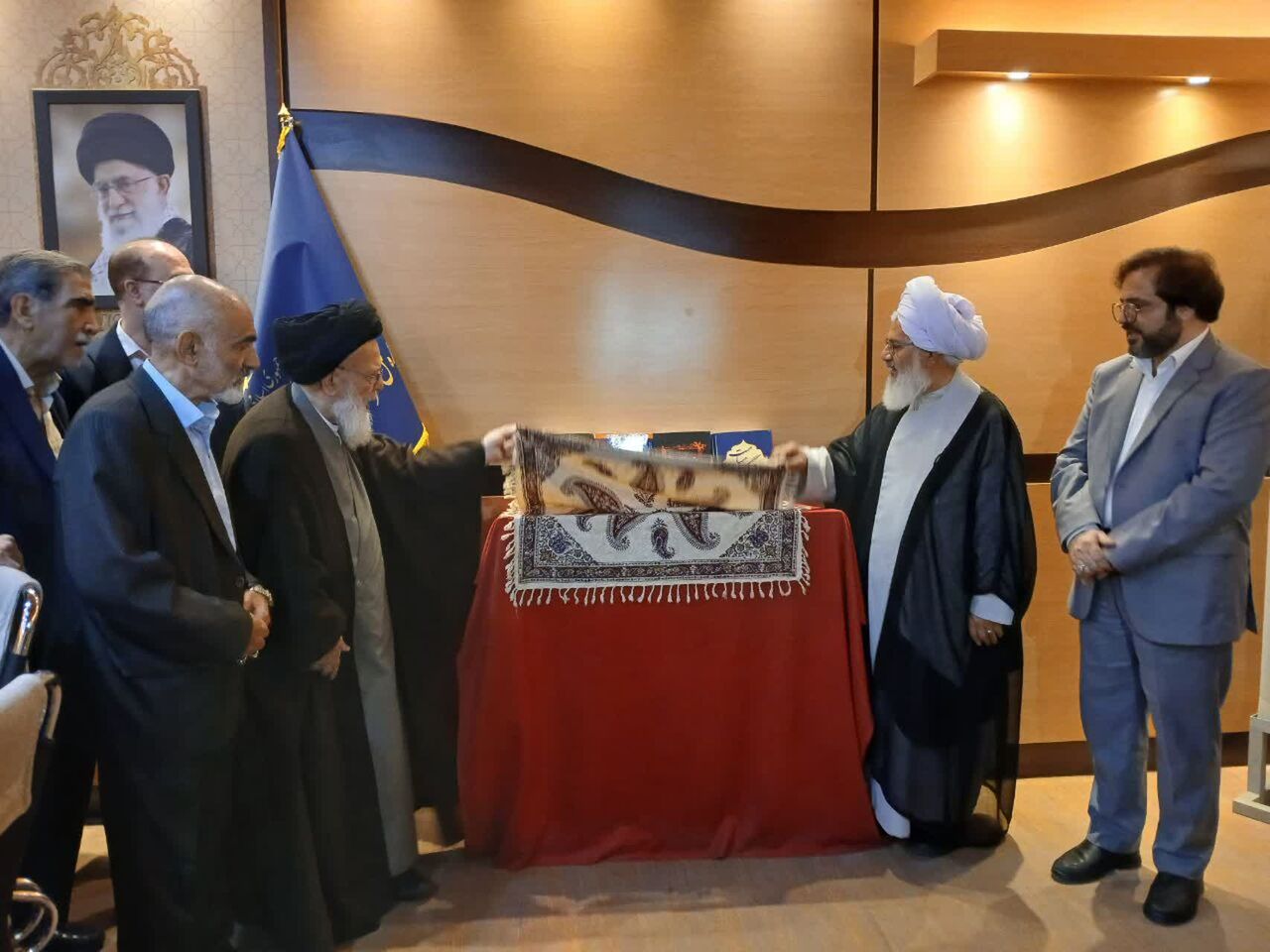 نویسندگان برای معرفی قرآن کریم، از دیدگاه اهل بیت(ع) استفاده کنند