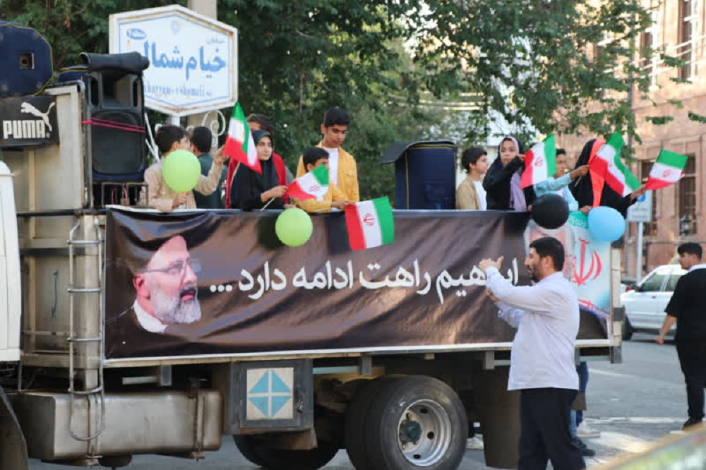 اجرای میدانی گروه سرود «میثاق» ارومیه با موضوع انتخابات