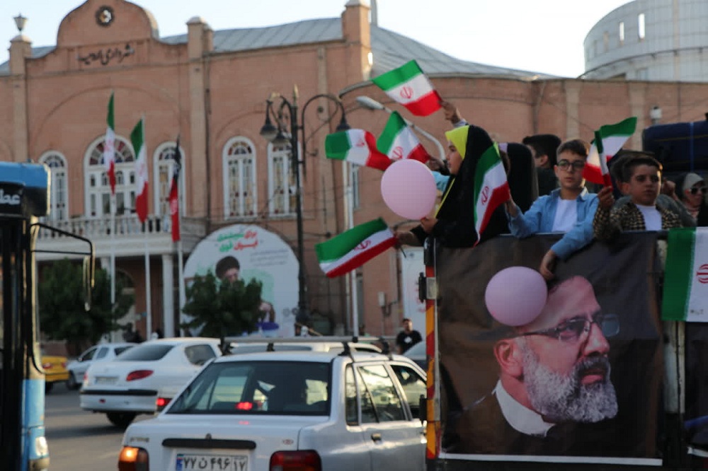 اجرای میدانی گروه سرود «میثاق» ارومیه با موضوع انتخابات