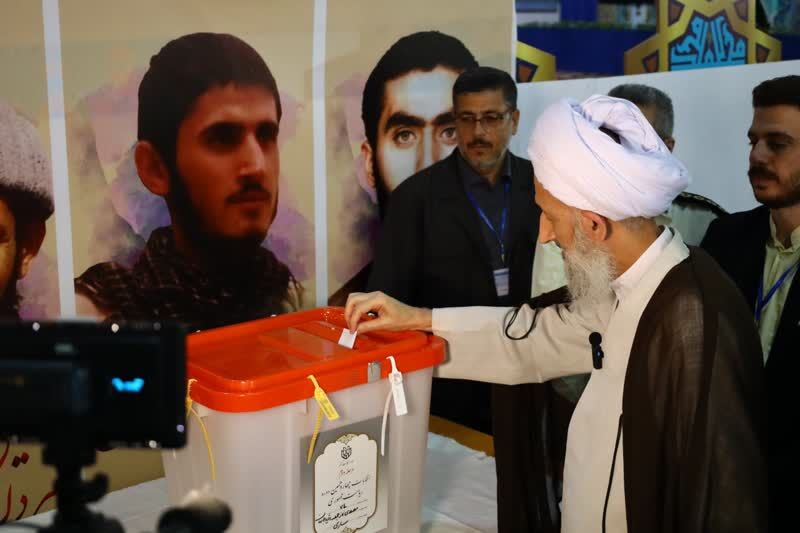 آیت الله محمدی لائینی رأی خود را به صندوق انداخت