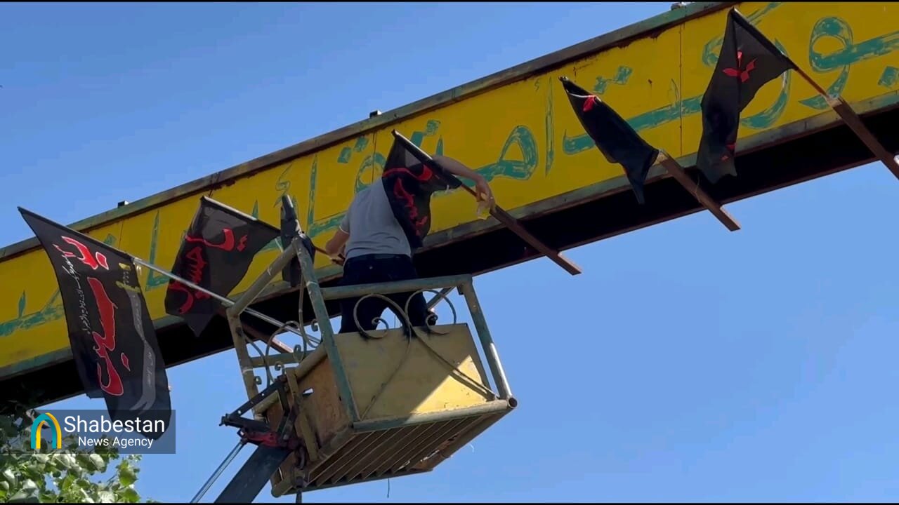 آمادگی حزب الله لبنان برای عزاداری ماه محرم با سیاه پوش کردن مناطق مختلف غرب بعلبک+ عکس