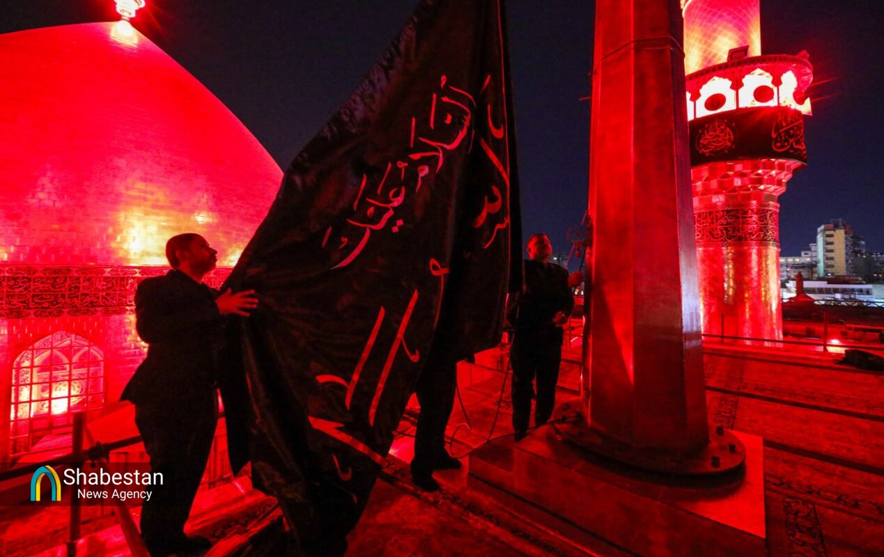 مراسم برافراشتن پرچم سیاه بر بارگاه حرم امام علی(ع)