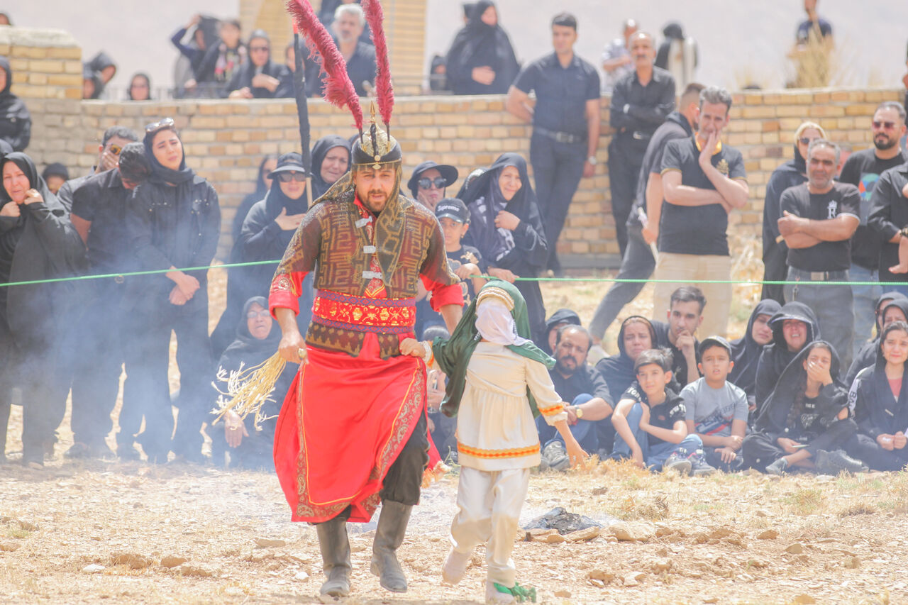 آیین سنتی نخلگردانی و بازسازی واقعه عاشورا در روستای ساکی