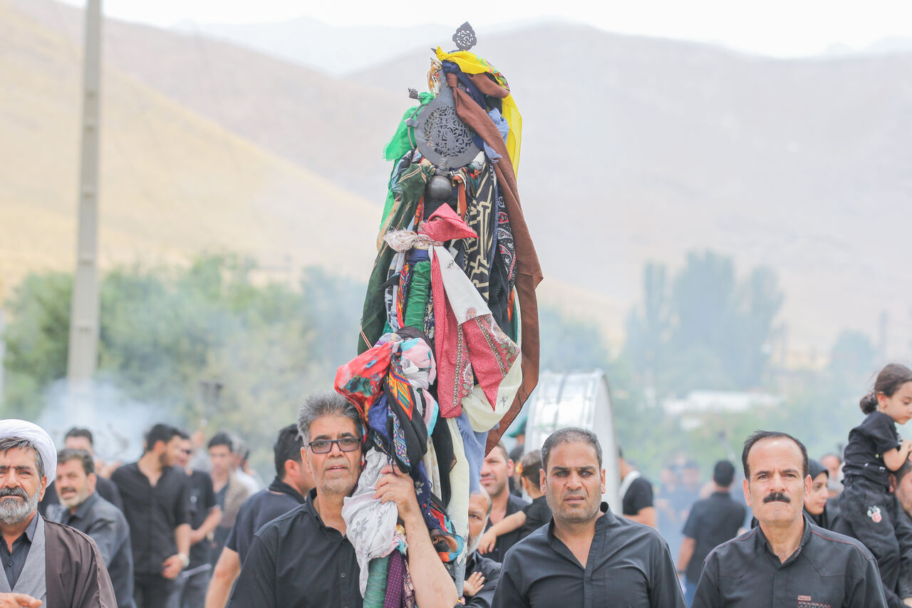 آیین سنتی نخل‌گردانی و بازسازی واقعه عاشورا در روستای ساکی