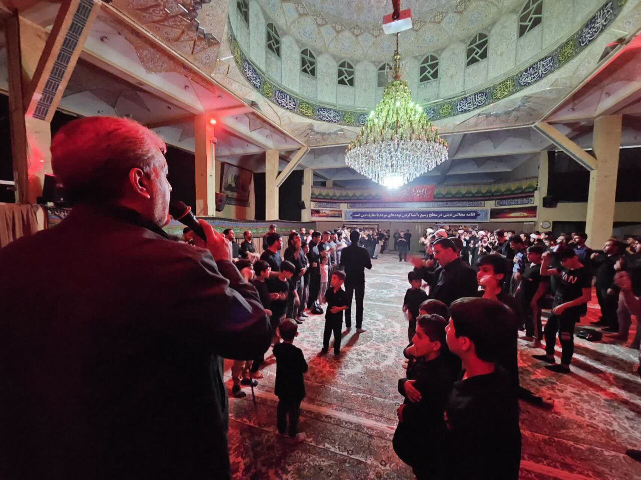 نوجوانان مشکیپوش در صف اول دستهجات عزاداری