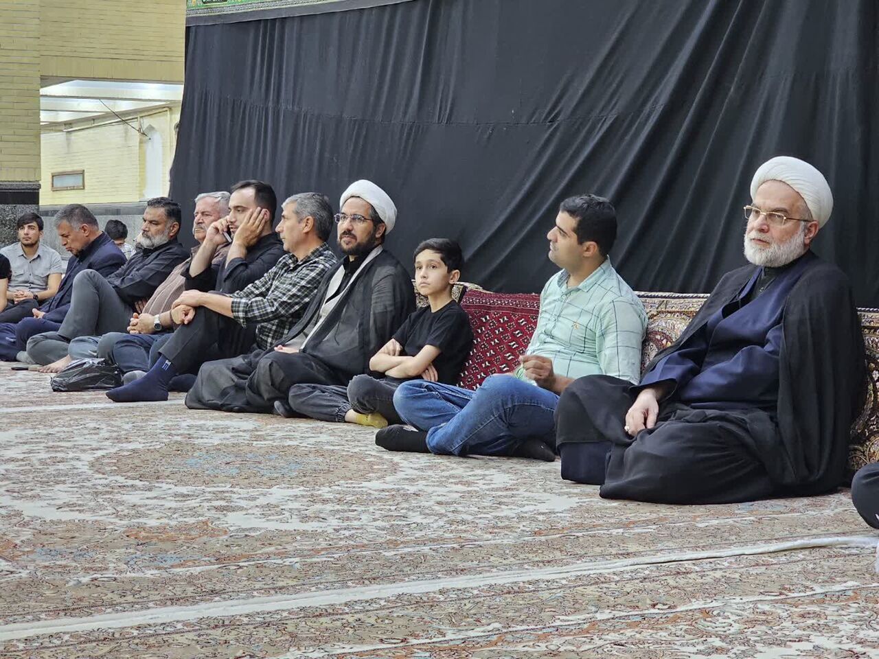 نوجوانان مشکیپوش در صف اول دستهجات عزاداری