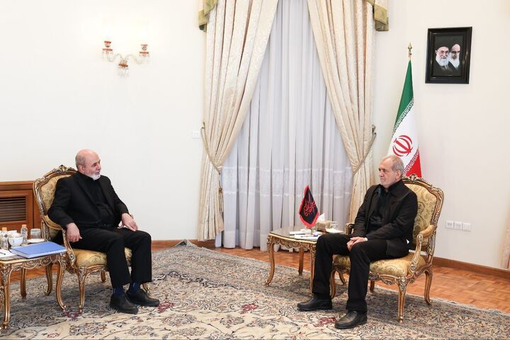 احمدیان به دیدار پزشکیان رفت