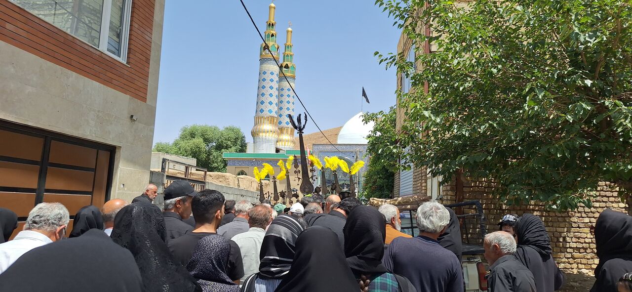 مراسم انتقال عَلَم عزای امام حسین(ع)؛ به حسینیه انجدان برگزار شد