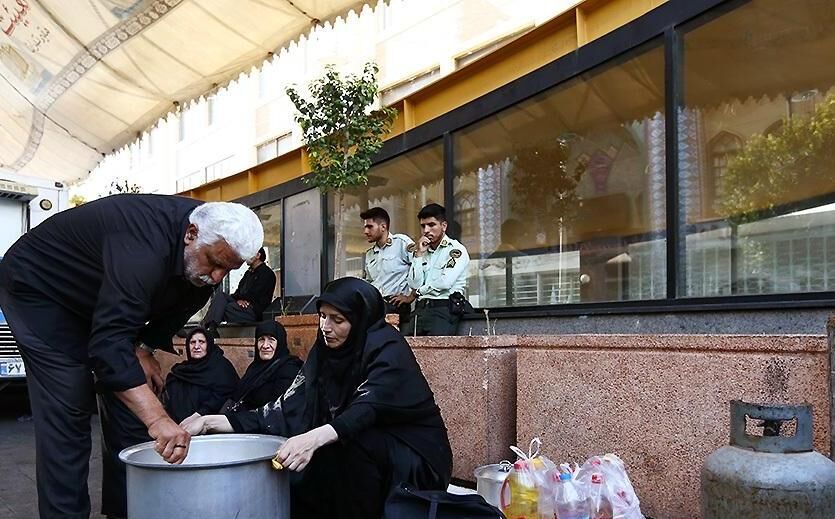 حلواپزون؛ رسمی تاسوعایی در چهارراه گلوبندک تهران