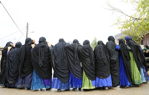 زنان زیلایی«حسین حسین گویان» ارادت خود را به شهدای دشت نینوا ابراز میکنند