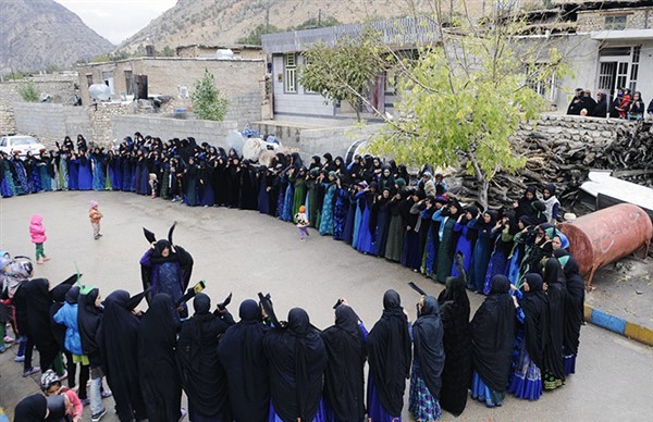 زنان زیلایی«حسین حسین گویان» ارادت خود را به شهدای دشت نینوا ابراز میکنند